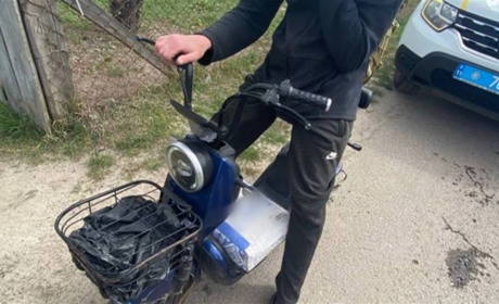 Небезпечно маневрував і відмовився від огляду: у Сарнах зупинили водія електровелосипеда