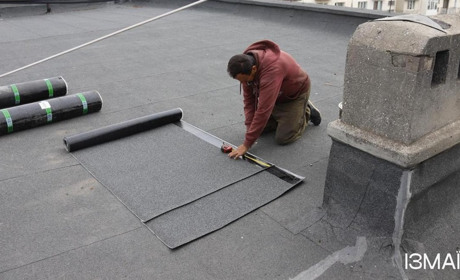 Підготовка до холодів: в Ізмаїлі замінюють вікна у багатоповерхівках та лагодять дахи будинків