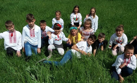 У День вишиванки сватівчани прийшли на роботу, у школи, садочки у вишиванках: фото з Facebook