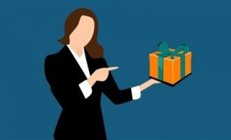 Батько хоче забрати в дочки те, що подарував 19 років тому