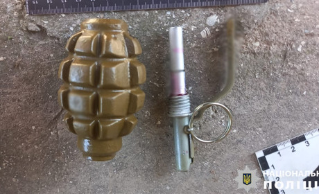 На Одещині двоє чоловіків погрожували жінкам підірвати їх гранатами: хотіли, щоб були чемними