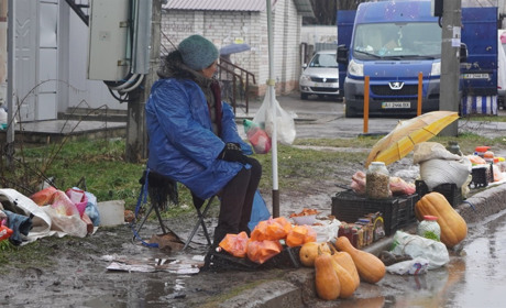 Різдвяний базар у Переяславі: покупців небагато, сало віддавали задешево ВІДЕО