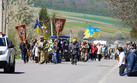 «Він не пішов від нас, він приєднався до нашої небесної армії». Про останній шлях Любомира Поповича