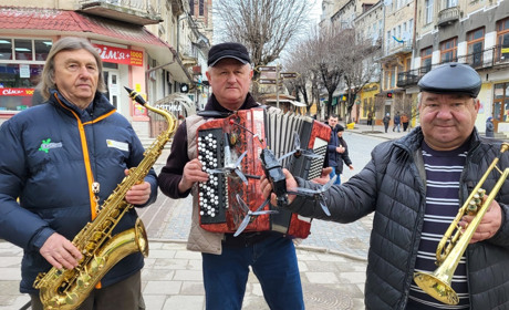 «Ветерани музики» з Чорткова грали і «награли» на дрона