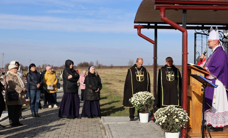 У Городку рідні полеглих воїнів звели капличку на кладовищі: її освятив єпископ Едуард Кава