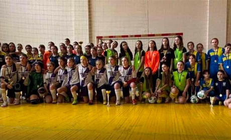 У змаганнях з футзалу серед дівчат перемогли юні спортсменки із Сумщини. Червоноградки – треті