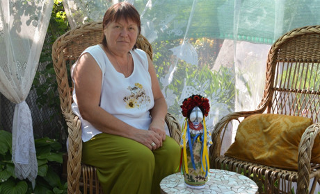"Україна Нездоланна": таку ляльку зробила переяславка Тетяна Мартинова, натхнення знаходить у квітах