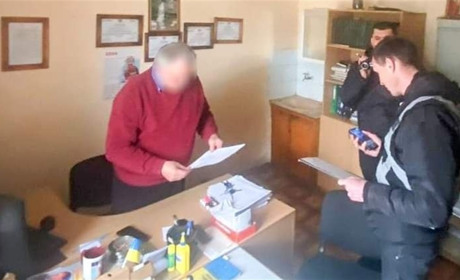 Вимагав гроші у засудженого: підозрюють лікаря Південноукраїнської виправної колонії №83