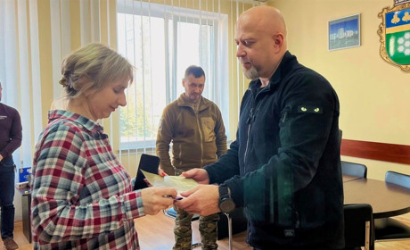 Нагорода, за якою подвиг і віра: дружині безвісти зниклого захисника з Нетішина передали відзнаку