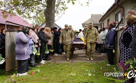 «Прощався наче востаннє». У Підлісному Олексинці городоччани провели в останню путь Вадима Кицуту