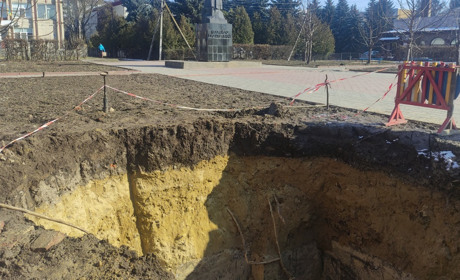 Навіщо в Барі вирили яму на клумбі біля пам'ятника Михайлу Грушевського