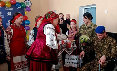 Історія кохання під час війни: у лікарні на Житомирщині одружилися двоє військових