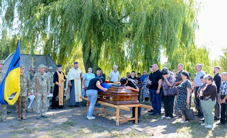 Повернувся додому "на щиті", алеєю квітів і прапорів: у Сущанах поховали воїна Володимира Семененка