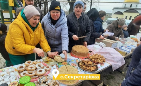 У Секретарівці на ярмарку до Дня української жінки зібрали більше 30 тисяч грн для воїнів