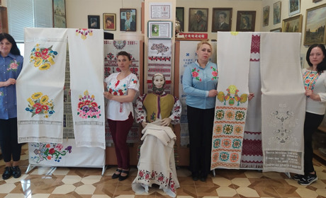 У Сватовому у музеї до Дня вишиванки запрацювала виставка робіт місцевих майстринь: подробиці