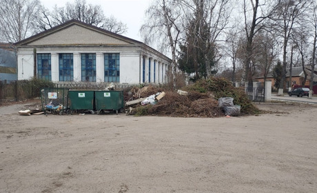 Людмила Корж написала про купи гілля у центрі Переяслава і комунальники оперативно їх прибрали