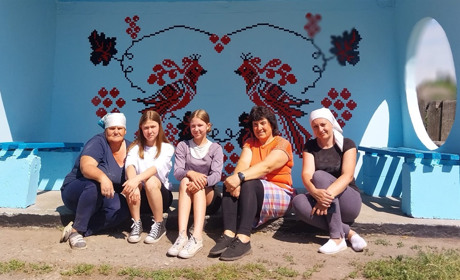У селі на Глухівщині місцеві жителі розмалювали зупинку українським орнаментом