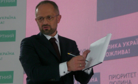 Хто дає гроші Роману Безсмертному