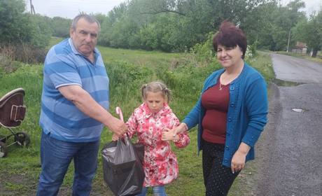 Радість дитини – найбільша подяка: як маленьку мешканку прикордоння вітали земляки