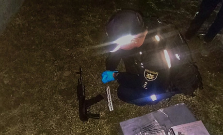 Постріли на цвинтарі: на Первомайщині затримали чоловіка з арсеналом зброї