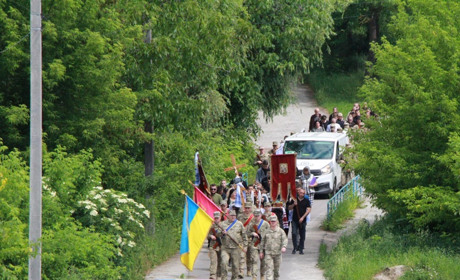 Війна забирає цвіт української нації: Нетішинська громада віддала шану 20-річному Герою