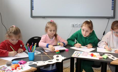 Новини воєнного часу. Старокостянтинівщина. Сітки від будинку-інтернату, відкриття дитячого простору