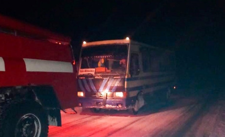 На Черкащині до снігового замету потрапив автобус з людьми