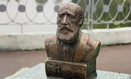 Мініатюрну скульптуру князя Романа Сангушка знову встановили біля Утки