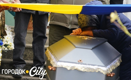 Вважався зниклим безвісти та повернувся «на щиті». У Городку попрощалися з воїном Богданом Бурликом