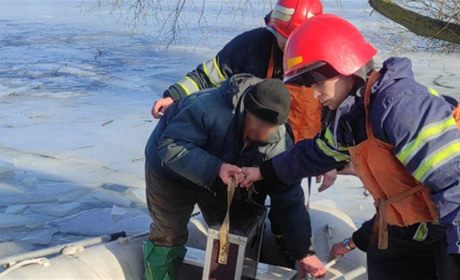 У Старокостянтинові надзвичайники врятували 78-річного чоловіка, який провалився під кригу