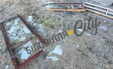 Внаслідок обстрілу Ворожби 12 березня пошкоджені будинки та електроопора