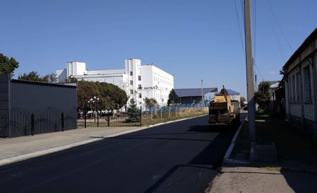 У Сватовому навколо парку відпочинку ремонтують дорогу