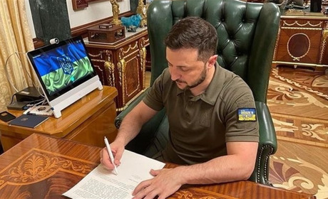 Нагороди до Дня Соборності. Ще двох жителів Луганщини відзначив Президент України