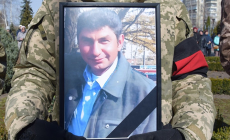 Втратила на війні сина, а тепер провела у вічність чоловіка: на щиті повернувся Юрій Бабійчук