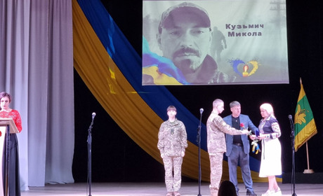 Родинам загиблих Захисників України вручили відзнаки “За заслуги перед Звягельським районом"