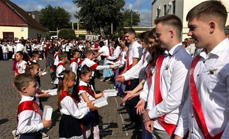 Останній дзвоник у Біляївській громаді: графік свят у школах та кількість випускників