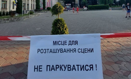 Водіїв у Жмеринці просять не паркуватися в центрі: встановлюють сцену і готують феєрверк