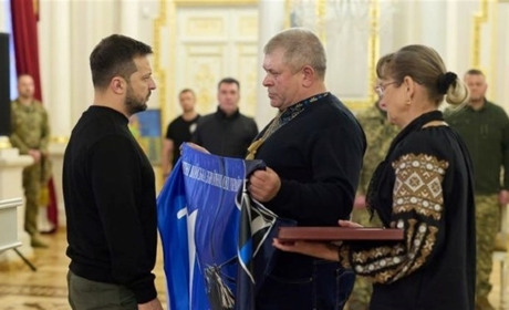БАТЬКАМ НІЖИНСЬКОГО ЛЬОТЧИКА-ГЕРОЯ ОЛЕКСАНДРА БОРИСА ПРЕЗИДЕНТ ВРУЧИВ ОРДЕН "ЗОЛОТА ЗІРКА"