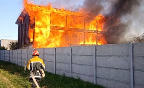В Одеському районі горіла триповерхова будівля: рятувальники працювали за підвищеним номером виклику