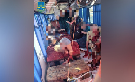 Російські терористи атакували маршрутний автобус у передмісті Херсона: є загиблі та поранені