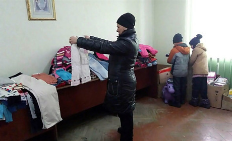 Допоможемо ближнім: центр соціальної служби збирає гуманітарні речі 