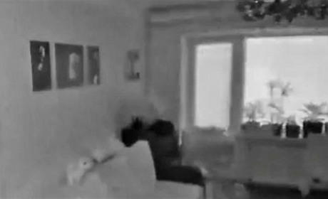 Заграва від вибухів: камери в квартирі зафіксували моменти прильотів ворожих снарядів по Нікополю