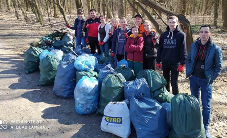«Жмеринська мафія» зібрала 40 мішків сміття на узбіччі дороги та в Михайлівському лісі