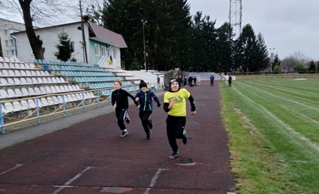 Звягельські школярі змагалися з легкої атлетики та шахів у рамках проєкту "Пліч-о-пліч"