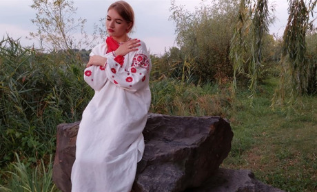 "Бездушний світе, чуєш, не мовчи!": зворушливе відеозвернення старокостянтинівчанки