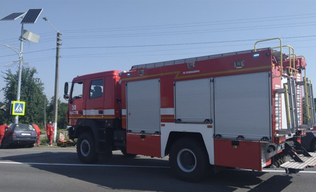 На Фастівщині рятувальники витягли чоловіка з понівеченого внаслідок ДТП автомобіля