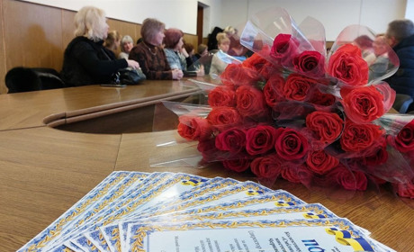 У Смілі нагороджували волонтерів: їм вручили подяки і квіти та подякували за роботу