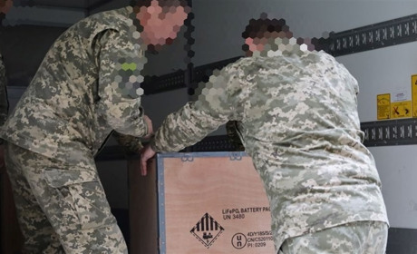 Військовим на передову передали портативні зарядні станції та виносні антени "Павук"