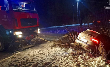 Поблизу Звягеля "Volkswagen Passat" з'їхав у кювет — його витягали рятувальники за допомогою тросу