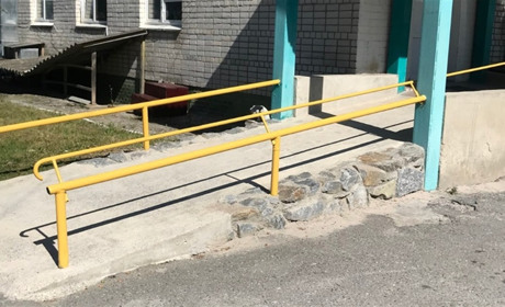 Безбар’єрна лише міська лікарня: ситуація з доступом до громадських місць та будівель у Полонному